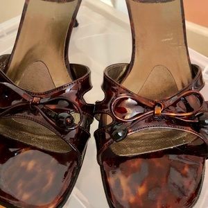 STUART WEITZMAN PATENT SANDALS